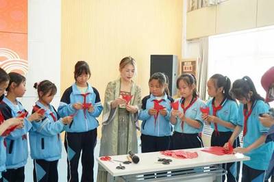 雙語(yǔ)架橋，童心傳韻 我校師生赴移民小學(xué)開展“道中華之美”文化展演交流活動(dòng)